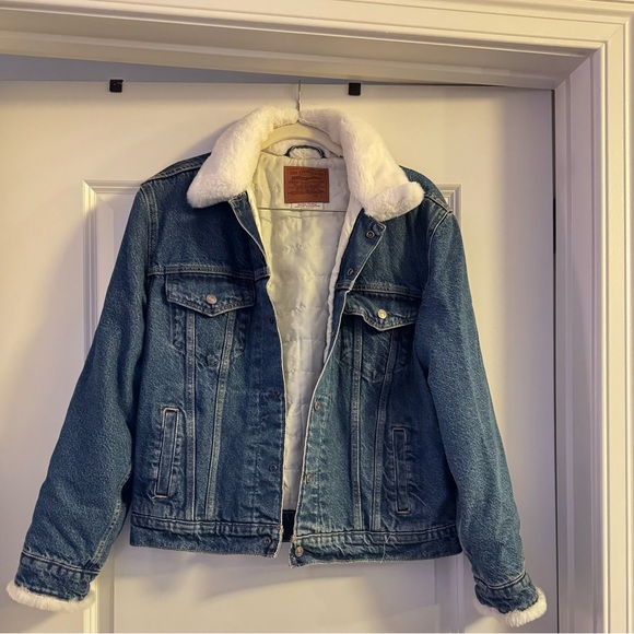Levi's Premium Faux Fur Ex-Boyfriend Trucker Jacket - Picture 1 of 4
